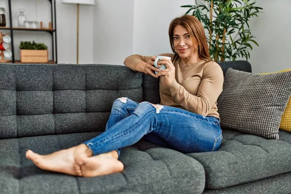Medelålders Kaukasiska Kvinna Dricka Kaffe Sitter Soffan Hemma — Stockfoto