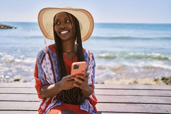 Joven Mujer Turista Afroamericana Usando Teléfono Inteligente Sentado Banco Playa —  Fotos de Stock