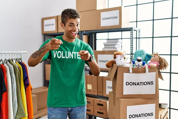 Young Handsome Hispanic Man Wearing Volunteer Shirt Donations Stand Pointing — Stock Photo, Image