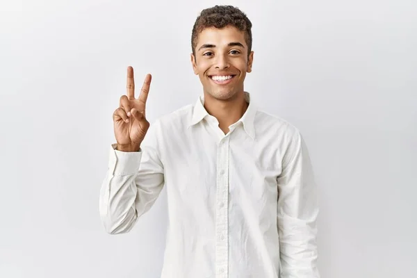 Jeune Homme Hispanique Beau Debout Sur Fond Isolé Montrant Pointant — Photo