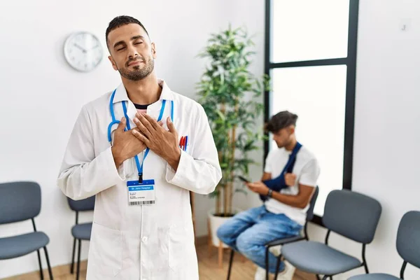 Hispanische Arzt Mann Wartezimmer Mit Schnuller Mit Armverletzung Lächelnd Mit — Stockfoto
