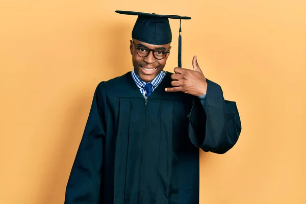 Молодий Афроамериканець Випускному Капюшоні Обрядовому Одязі Посміхається Роблячи Телефонний Жест — стокове фото
