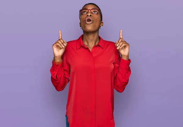 Молодая Африканская Американка Повседневной Одежде Очках Удивлена Удивлена Глядя Вверх — стоковое фото