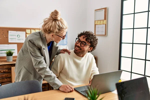 Dos Trabajadores Hispanos Sonriendo Felices Trabajando Oficina —  Fotos de Stock