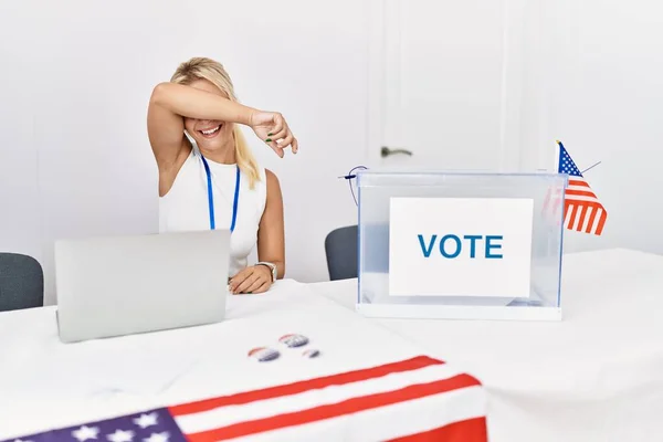 Amerika Nın Siyasi Seçim Kampanyasında Genç Beyaz Bir Kadın Gülümseyen — Stok fotoğraf