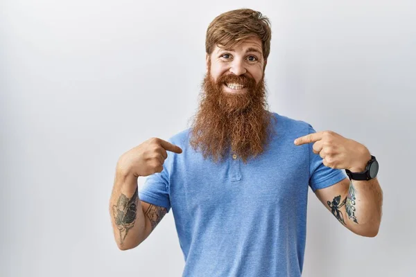 Homem Caucasiano Com Longa Barba Sobre Fundo Isolado Olhando Confiante — Fotografia de Stock