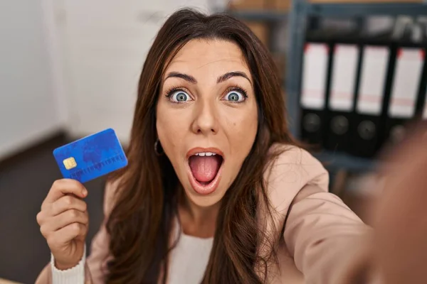 Junge Brünette Frau Die Commerce Für Kleinunternehmen Arbeitet Hält Kreditkarte — Stockfoto