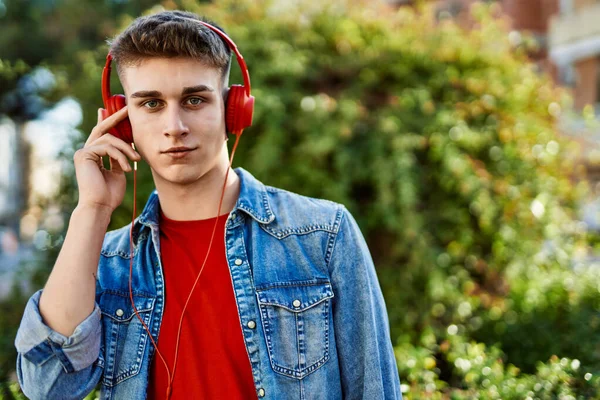 Giovane Ragazzo Caucasico Con Cuffie Che Ascolta Musica Città — Foto Stock