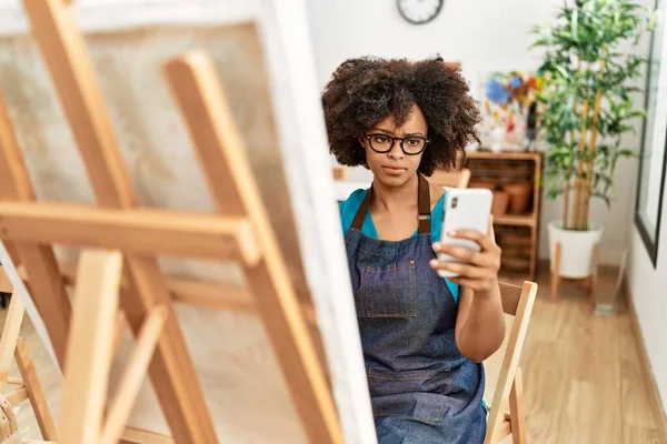 Genç Afro Amerikan Kadın Sanat Stüdyosunda Akıllı Telefon Çizimi Yapıyor — Stok fotoğraf