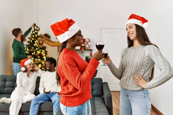 Gruppo Giovani Che Festeggiano Natale Due Donne Sorridenti Felice Bere — Foto Stock