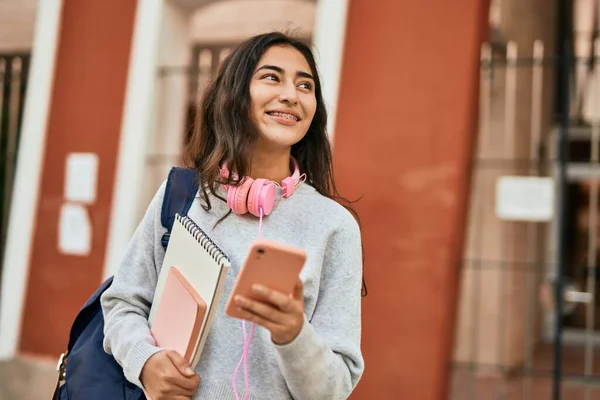 Młody Student Bliskiego Wschodu Dziewczyna Uśmiechnięta Szczęśliwy Pomocą Smartfona Mieście — Zdjęcie stockowe