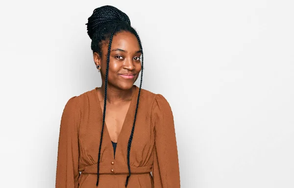 Genç Afrikalı Amerikalı Kadın Günlük Kıyafetler Giyiyor Gülümsüyor Yan Tarafa — Stok fotoğraf