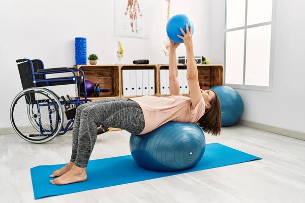 Medelålders Latinamerikansk Kvinna Tränar Med Pilatesboll Sjukgymnastikkliniken — Stockfoto