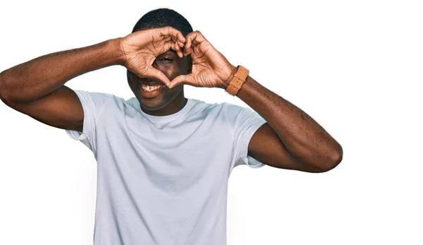 Joven Hombre Afroamericano Vistiendo Camiseta Blanca Casual Haciendo Forma Corazón — Foto de Stock