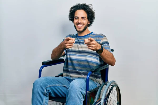 Tekerlekli Sandalyede Oturan Yakışıklı Spanyol Adam Mutlu Komik Yüzüyle Kamerayı — Stok fotoğraf