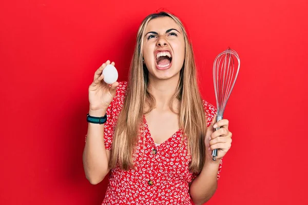 Mulher Hispânica Bonita Segurando Ovo Padeiro Bater Irritado Louco Gritando — Fotografia de Stock