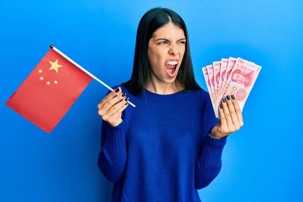Νεαρή Ισπανίδα Που Κρατάει Κινέζικη Σημαία Και Χαρτονομίσματα Του Γιουάν — Φωτογραφία Αρχείου