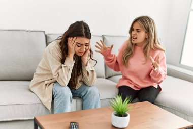 Genç bir çift kanepede oturup tartışıyor..