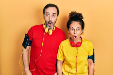 Orta yaşlı bir çift İspanyol kadın ve erkek spor giysisi ve kol bandı takıyor. Şaşırtıcı bir ifade, korku ve heyecan dolu bir yüz ifadesi var.. 