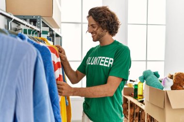 Yardım merkezinde çalışırken gülümseyen Latin asıllı gönüllü adam..