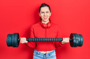 Mavi gözlü, spor giyimli, haltersiz ve kafası karışık bir kadın. şüphe kavramı. 