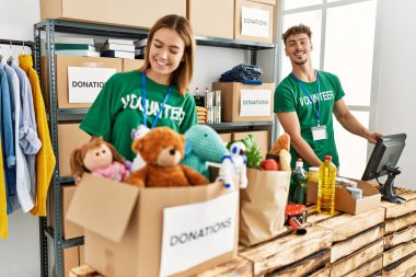 Yardım merkezinde çalışmaktan mutlu gülümseyen İspanyol gönüllü çift..