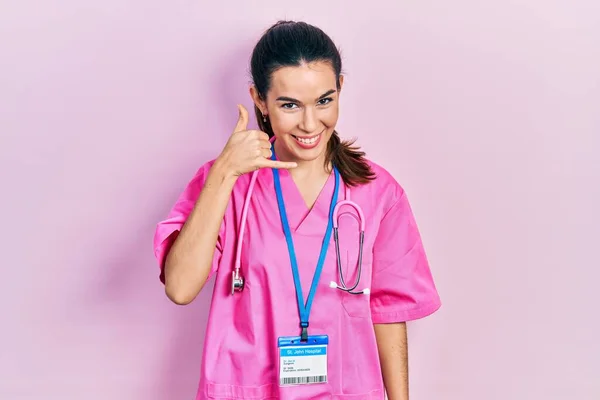 Genç Esmer Kadın Doktor Üniforması Giyiyor Steteskop Gülümsüyor Telefonla Parmak — Stok fotoğraf