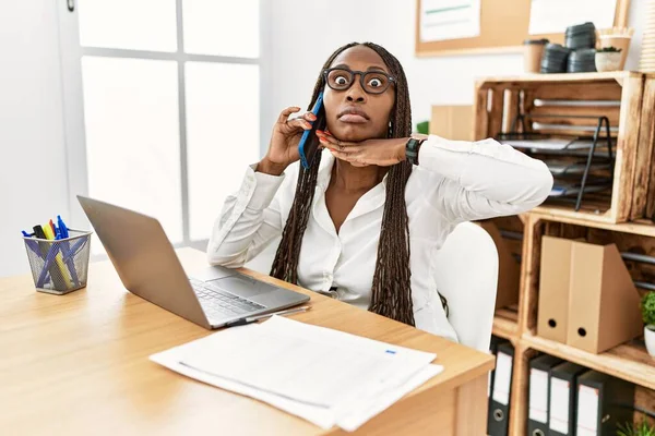 Schwarze Frau Mit Zöpfen Büro Telefoniert Schneidet Sich Die Kehle — Stockfoto