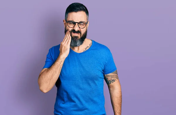 Ισπανόφωνος Άνδρας Γενειάδα Φοράει Casual Shirt Και Γυαλιά Αγγίζοντας Στόμα — Φωτογραφία Αρχείου