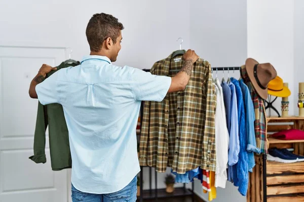 Joven Hombre Hispano Comprando Camisa Elección Tienda Minorista — Foto de Stock
