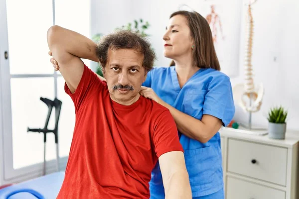 Middelbare Leeftijd Man Vrouw Fysiotherapie Uniform Met Revalidatie Sessie Stretching — Stockfoto