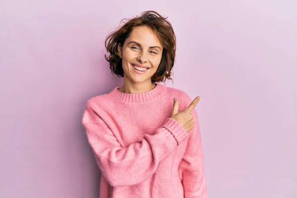 Jovem Morena Vestindo Camisola Inverno Casual Sorrindo Alegre Apontando Com — Fotografia de Stock