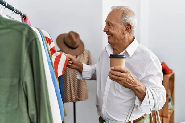 Sênior Homem Cliente Escolher Roupas Beber Café Loja Roupas — Fotografia de Stock