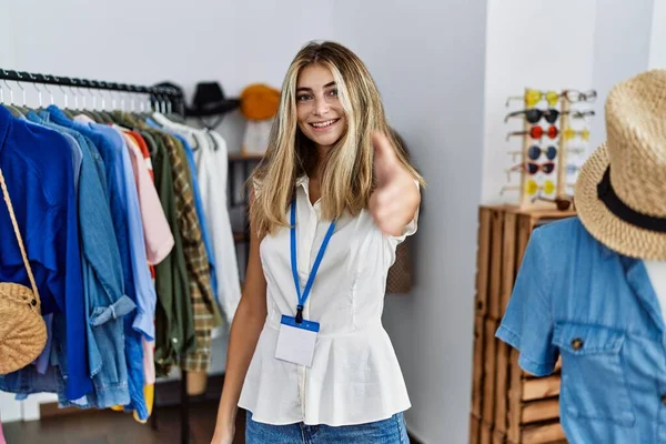 Jovem Mulher Loira Trabalhando Como Gerente Boutique Varejo Sorrindo Amigável — Fotografia de Stock
