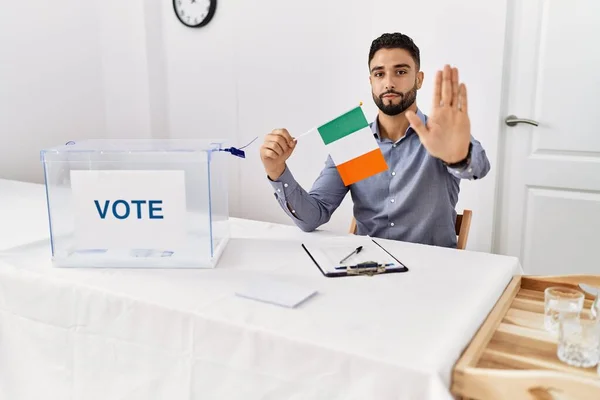 Ung Stilig Man Med Skägg Politisk Kampanj Val Innehar Irland — Stockfoto