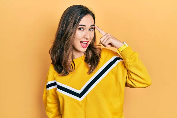 Jeune Fille Hispanique Portant Des Vêtements Décontractés Souriant Pointant Vers — Photo