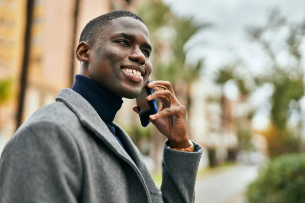 Joven Hombre Afroamericano Sonriendo Feliz Hablando Teléfono Inteligente Ciudad — Foto de Stock