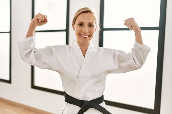 Mladá Běloška Karate Uniformě Dělá Mocné Gesto Rukama Sportovním Centru — Stock fotografie