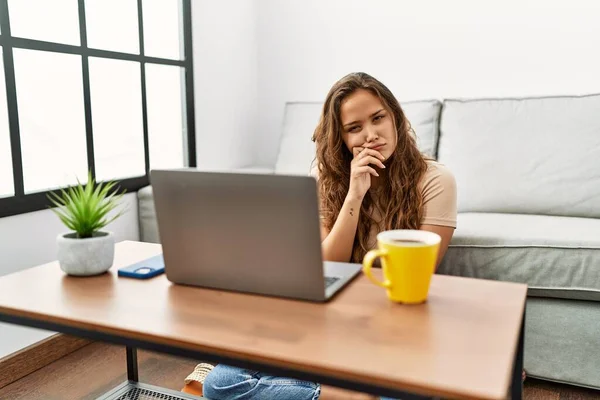 Vacker Latinamerikansk Kvinna Med Dator Bärbar Dator Hemma Tänker Ser — Stockfoto