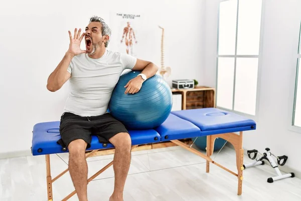 Latynos Średnim Wieku Klinice Odwykowej Trzymający Pilates Krzyczący Krzyczący Głośno — Zdjęcie stockowe