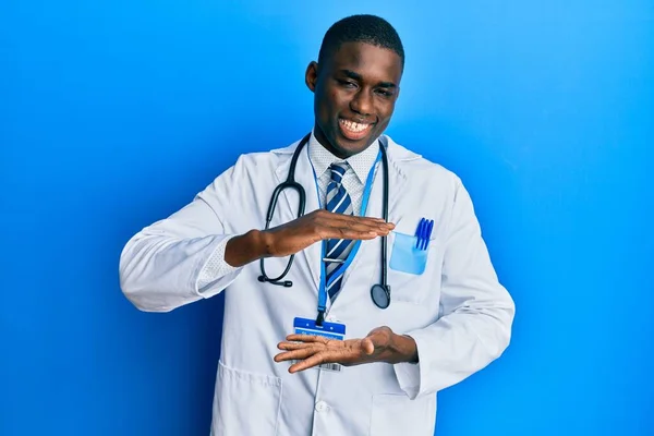 Молодой Африканский Американец Форме Доктора Жестикулирует Руками Показывая Большой Большой — стоковое фото