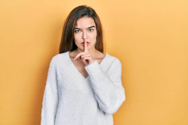 Menina Caucasiana Jovem Vestindo Roupas Casuais Pedindo Para Ficar Quieto — Fotografia de Stock