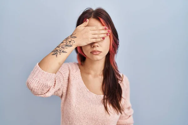 Jonge Kaukasische Vrouw Draagt Roze Trui Geïsoleerde Achtergrond Bedekken Ogen — Stockfoto