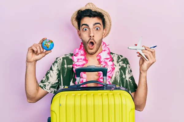 Young Hispanic Man Wearing Summer Style Hawaiian Lei Holding World — Stock Photo, Image