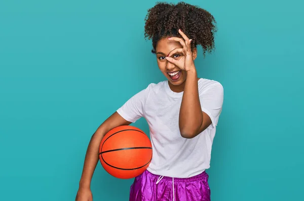 Молода Афроамериканська Дівчина Яка Грає Бейсбол Тримаючи Кажана Радісно Посміхається — стокове фото