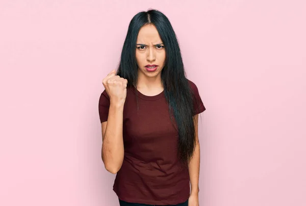 Junge Hispanische Mädchen Lässigem Shirt Wütend Und Wütend Die Faust — Stockfoto