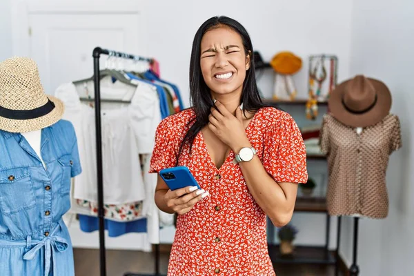 Junge Hispanische Frau Die Einzelhandel Arbeitet Berührt Mit Smartphone Schmerzhaften — Stockfoto