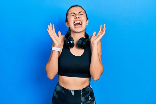 Hermosa Mujer Hispana Que Usa Ropa Gimnasio Usa Auriculares Celebrando —  Fotos de Stock