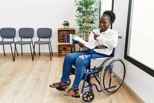 Ung Svart Kvinna Sitter Rullstol Väntrummet Och Pekar Med Handfingret — Stockfoto