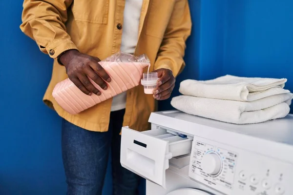 Genç Afrikalı Amerikalı Adam Gülümsüyor Çamaşır Odasında Çamaşır Makinesine Deterjan — Stok fotoğraf